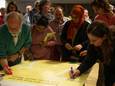 Bewoners ondertekenen het startdocument 'Samen maken wij West'.