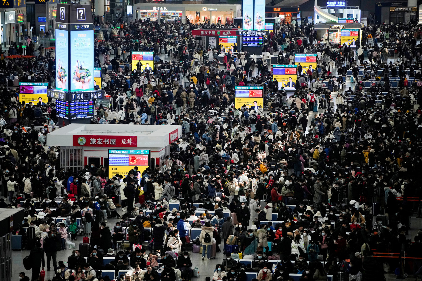 Reizigers in een treinstation in Shanghai voor de start van de festiviteit rond het Chinees Nieuwjaar.