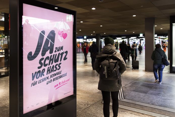 Een affiche in het station van Bern, Zwitserland, zegt “Ja tegen bescherming van homo’s, lesbiennes en biseksuelen tegen discriminatie”.