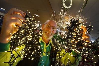 Kerst kent geen crisis, merken ze in tuincentrum in Noord Deurningen: ‘Met volle karren richting kas