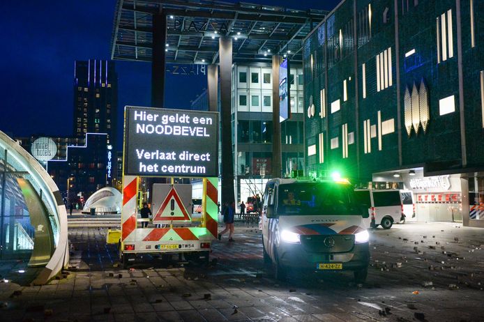 Rellen in Eindhoven, nadat een demonstratie tegen de coronamaatregelen compleet uit de hand liep.