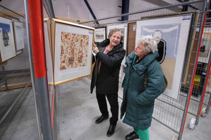 Kunstliefhebbers bekijken schilderijen bij Onterfd Goed.