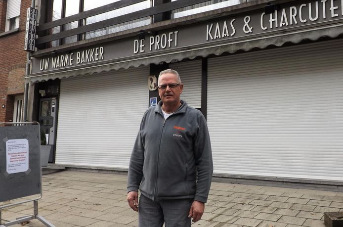 Guy De Proft voor zijn zaak in de Kruiskenslei. De zaak is nu al maar drie dagen per week meer open en sluit morgen definitief.