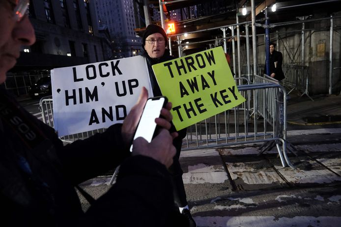 Demonstranten bij een rechtbank in Manhattan, New York.