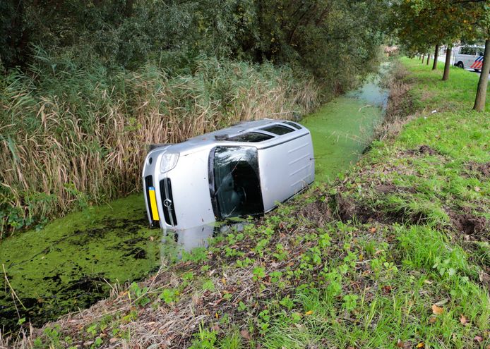 Een auto belandde in de sloot op de Krommeweg in Hendrik-Ido-Ambacht.
