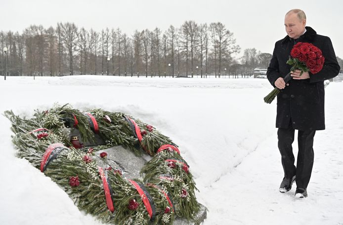De Russische president Vladimir Poetin legde vandaag bloemen in St. Petersburg bij het monument ter nagedachtenis aan de belegering van de stad door de nazi's. Daarbij zouden meer dan 700.000 burgers zijn omgekomen door bombardementen, kou en honger.
