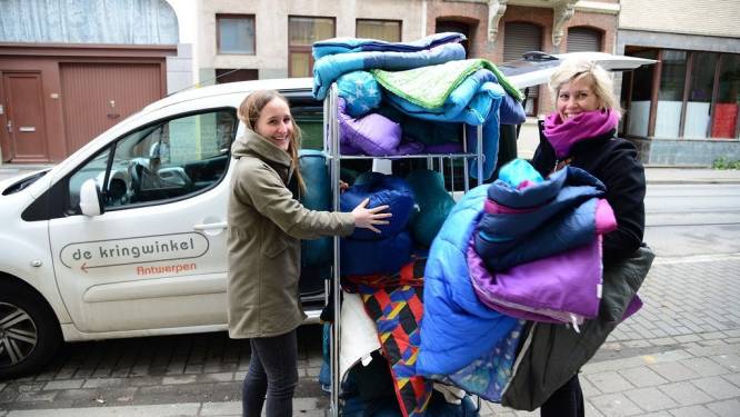 CAW Antwerpen en Kringwinkel verzamelen 700 stuks warme kledij en slaapzakken voor daklozen
