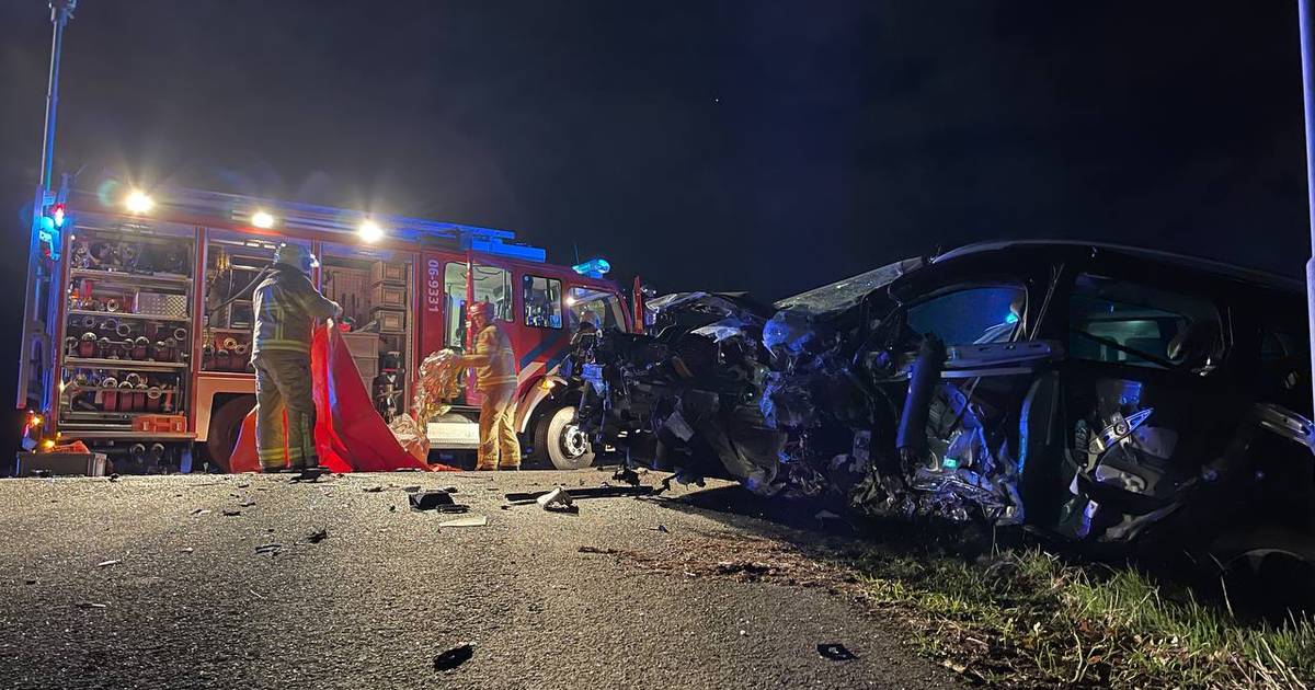 Ravage na ongeluk op N318 bij Winterswijk met twee autos.