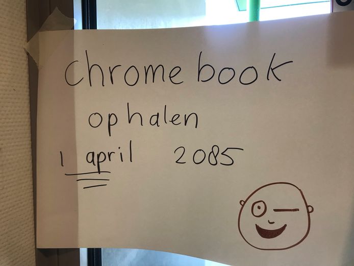 De school waarschuwt de ouders die een chromebook willen dat het nog lang duurt voor ze hem kunnen ophalen.