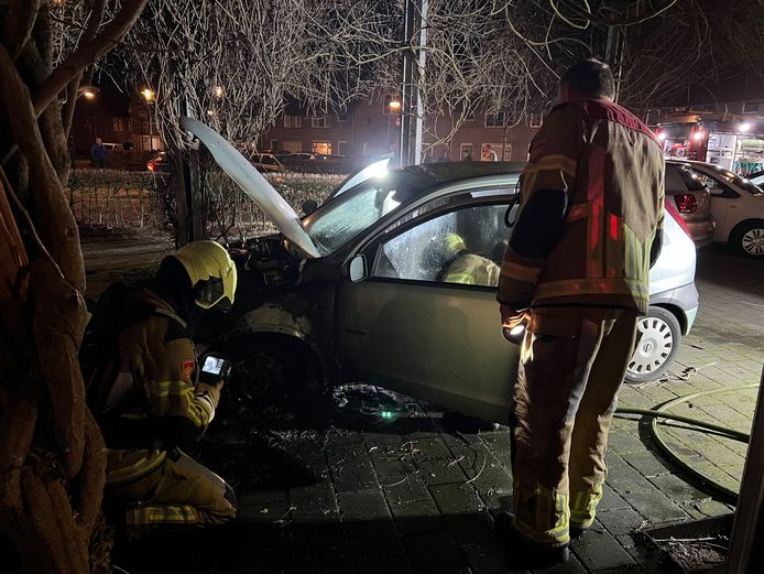 Auto in brand in Bergweideplein Deventer.