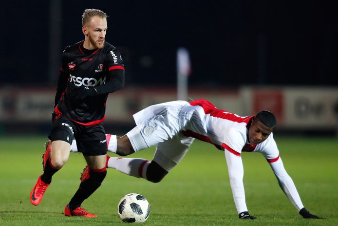 Luis Orejuela  (Jong Ajax) in duel met Helmond Sport-speler Jason Bourdouxhe