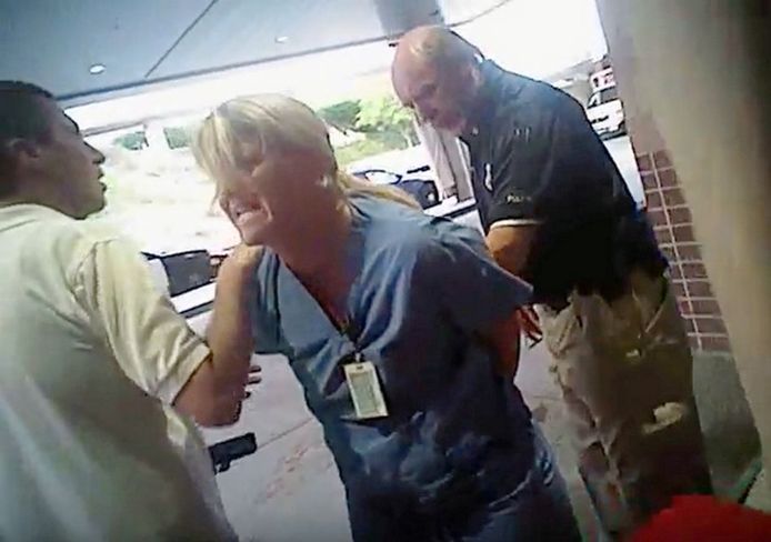 Op videobeelden, gemaakt met de camera van een agent, is te zien hoe verpleegster Alex Wubbels zich schreeuwend verzet tegen haar arrestatie.