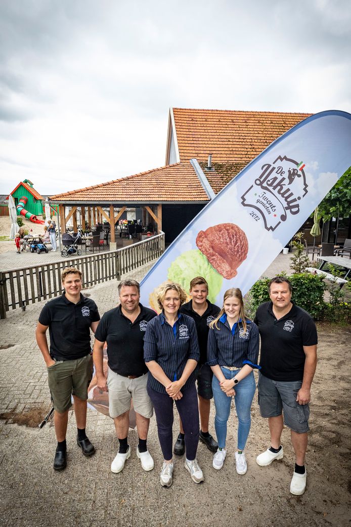 De IJskuip in Denekamp. Op de foto vlnr: Emiel, Erik, Hermien, Andy, Lauren en Roy Kuiper.