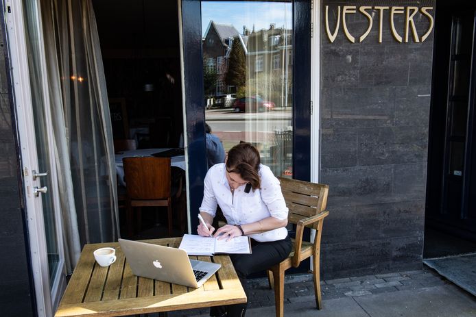 Een medewerker van restaurant Vesters neemt een bestelling voor afhaal- of bezorgdienst op.