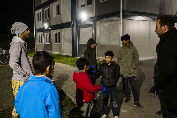 Afghaanse jongens spelen voetbal in een opvangcentrum in Duitsland.