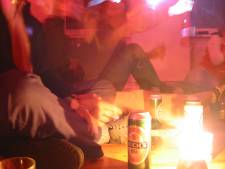 Kerstfeest van meisje loopt volledig uit de hand, feestgangers stelen urn