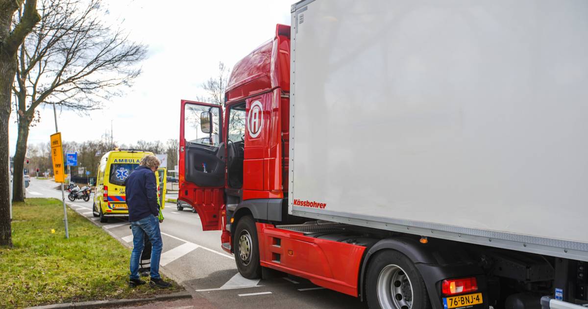 Fietser raakt gewond door aanrijding met een vrachtwagen in Best.