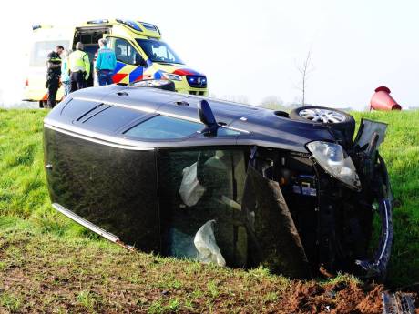 Voor de vierde keer dit weekend is het raak, nu in Hardenberg: auto over de kop de sloot in