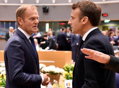 Tusk et Macron réagissent aux propos de Poutine sur la démocratie