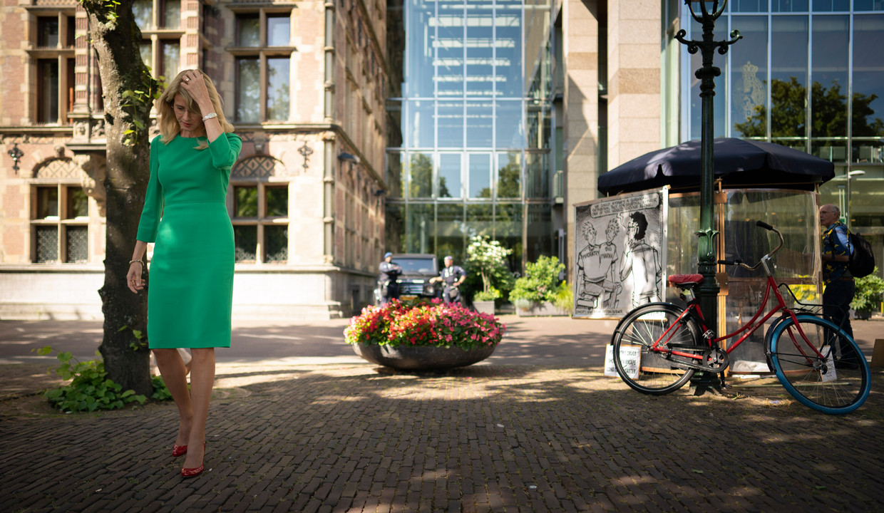 Mona Keijzer maakt dinsdag op het Plein in Den Haag bekend dat ze meedoet voor de strijd om het lijsttrekkerschap van het CDA. Beeld FTP