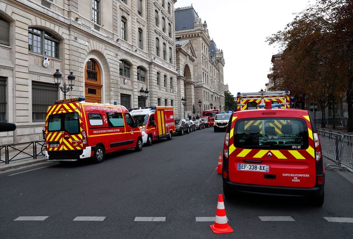Een medewerker van de Parijse politie stak vier agenten neer.