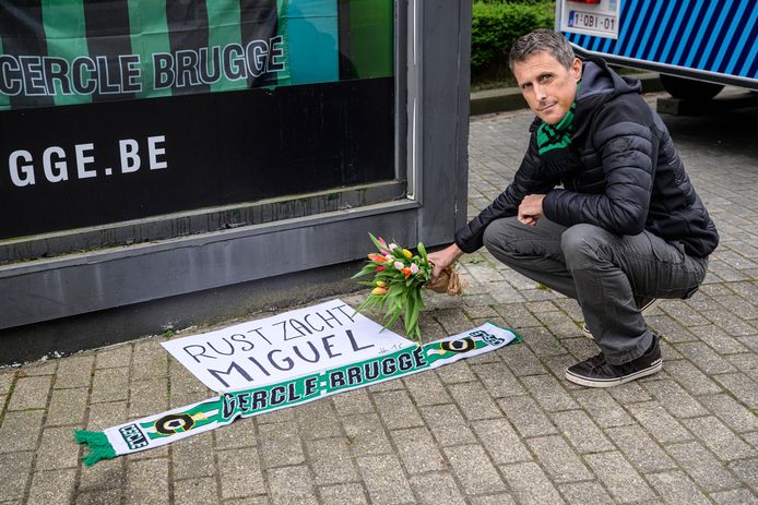 Steve Huyghe kwam als eerste bloemen aan het stadion leggen.