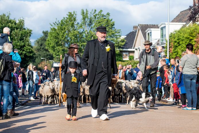 Dorpsomroeper Klepperderk werd bijgestaan door een junioruitvoering.