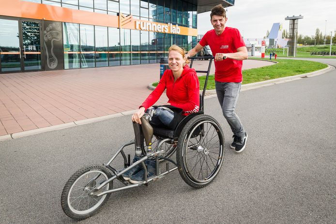 Ook voor De Warmste Week van Studio Brussel werd er al geracet met rolstoelen, toen van Oostende naar Wachtebeke. Hier poseert Hannelore met 'peter' Koen Wauters.