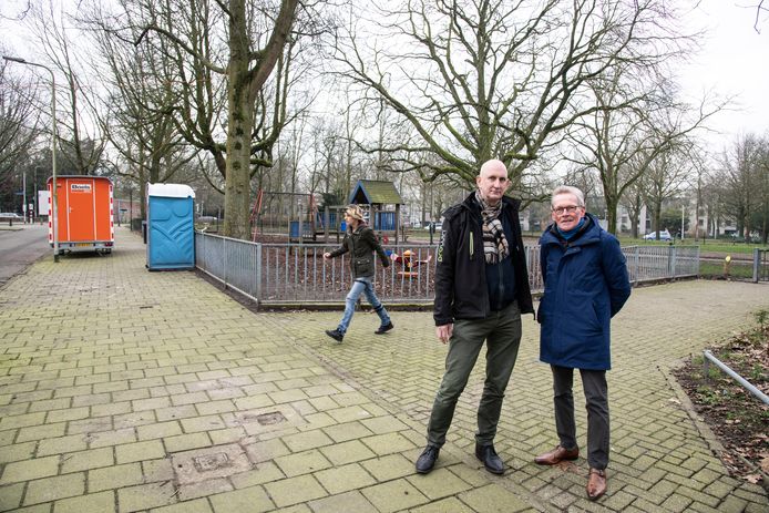 Dick Nijman (links) en Wim Weijers van Buurtplatform Wedren/Julianapark. Op de achtergrond de dixi die als afwerkplek wordt gebruikt.