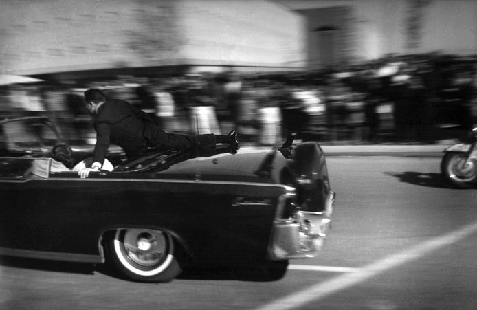 The limousine takes the mortally wounded president to the hospital.