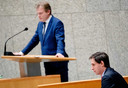 Pieter Omtzigt (CDA) en demissionair minister Wopke Hoekstra van Financiën (CDA) tijdens een debat over het aftreden van het kabinet.