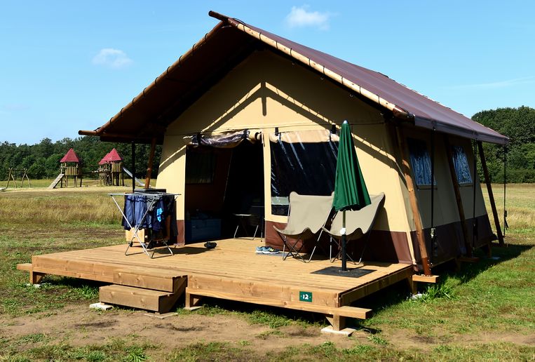 Een van de luxetenthuisjes die de nieuwe eigenaar Huttopia heeft laten neerzetten op De Roos.  Beeld Marcel van den Bergh