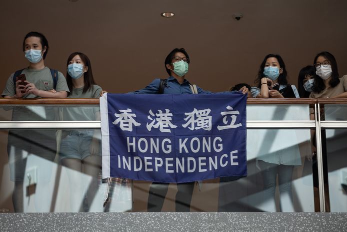 Demonstranten ijveren voor onafhankelijkheid bij een protestmoment in Hongkong vanmiddag.