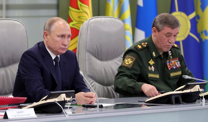 De Russische president Vladimir Putin (L) en de Russische stafchef Valery Gerasimov (R).