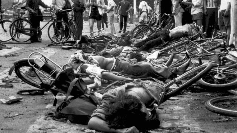 Dode burgers en vernielde fietsen bij het Plein van de Hemelse Vrede in Peking, 4 juni 1989. Beeld ap