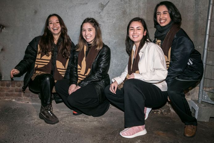 Elyse en Esmée Mulder, Dewi Grootenboer en Saskia van Hofwegen van streetwearshop Maha. Geen echte voetbalsupporters. Van Hofwegen: “Een paar occasionals.”