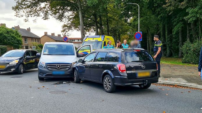 Beide voertuigen kwamen frontaal met elkaar in botsing.