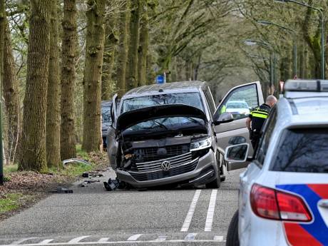 Jong meisje loopt hoofdwond op bij ongeluk in Oisterwijk: bestelbus botst tegen boom