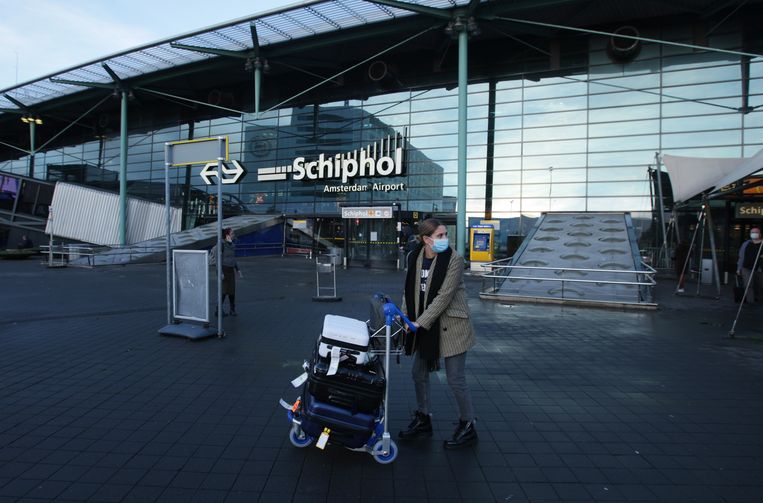 Ten minste 13 van de 61 positief geteste reizigers uit Zuid Afrika bleken na  landing vrijdag op Schiphol de omikronvariant bij zich te dragen. Beeld ANP 