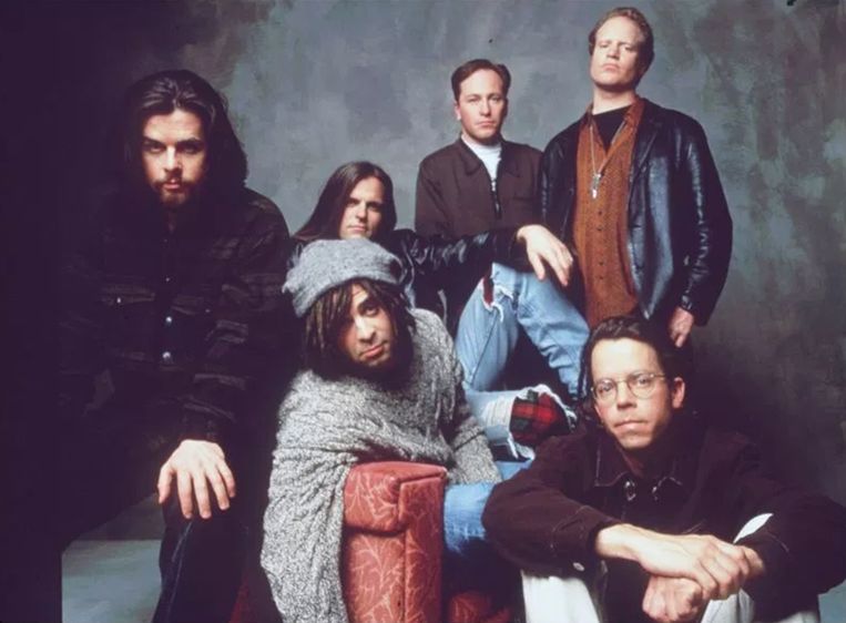 Adam Duritz (centraal) en zijn Counting Crows in 1993, het jaar waarin debuutalbum ‘August and Everything After’ uitkwam. Beeld RV