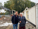 Joost Verhoeven (links) van The Harbour Club en boerderijdeskundige Jos Bertens bij de Karpendonkse Hoeve die gestript is voor de verbouwing tot restaurant.