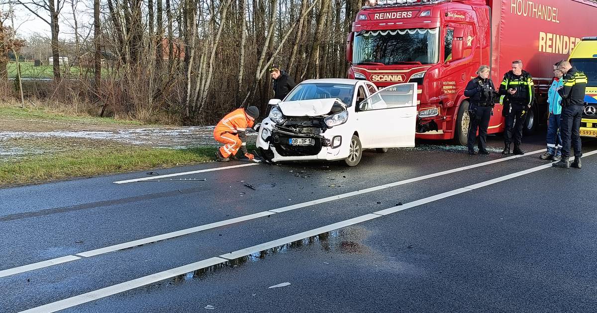 Automobiliste veroorzaakt aanrijding op N18 bij Lievelde, meerdere voertuigen betrokken.