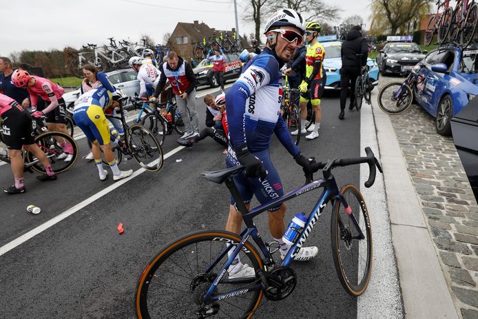 Alaphilippe na zijn val in de Ronde van Vlaanderen.