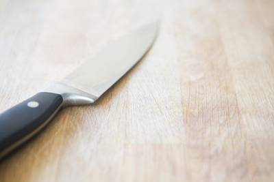 Man (44) steekt partner (43) in borst met keukenmes tijdens ruzie