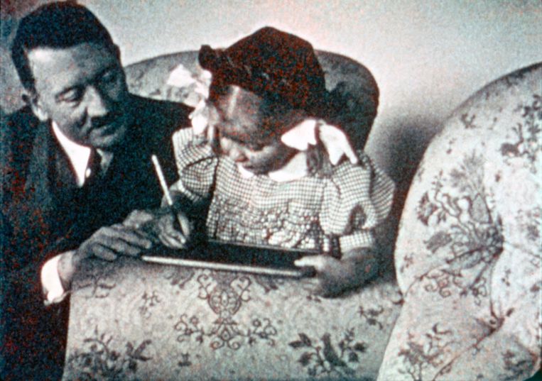 'Hitler kijkt toe hoe de dochter van Speer leert schrijven. 'Mijn kinderen voelden zich niet aangetrokken tot Hitler' Beeld Belga
