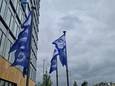 Foto van de vlaggen aan het mastergebouw in Berchem.