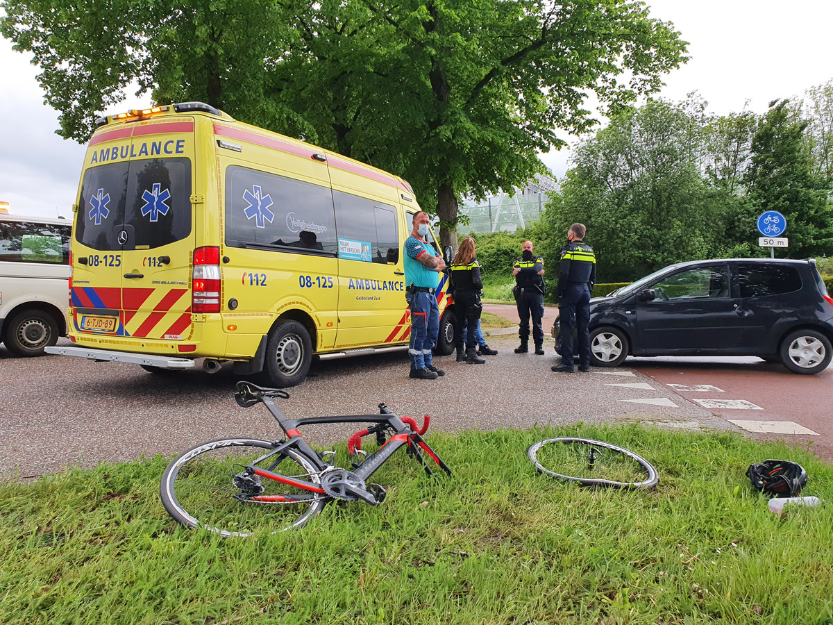 draaipunt prinses Roest Bestuurder mee naar politiebureau voor alcoholtest nadat hij met zijn auto  een wielrenner schepte in Ewijk | Foto | gelderlander.nl
