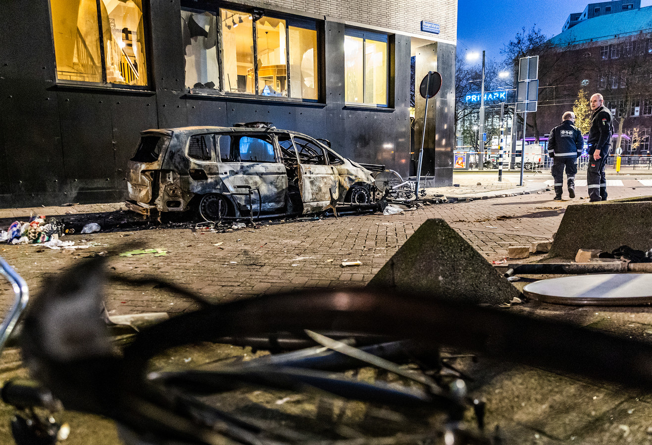 De ravage na de rellen op de Coolsingel in Rotterdam.