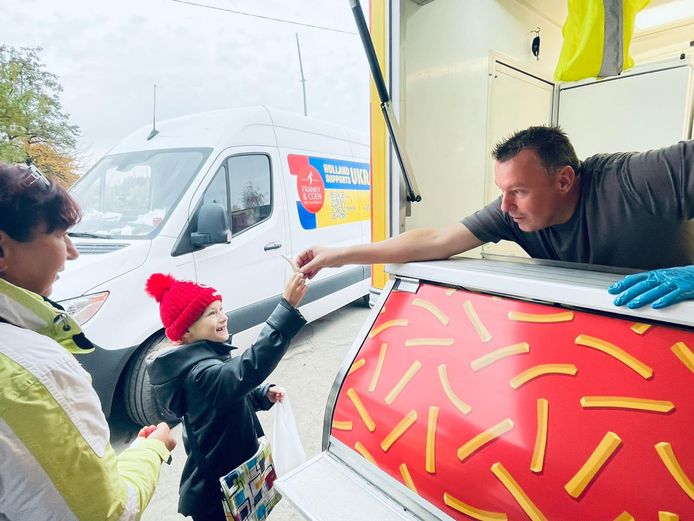 Franky van Hintum geeft een frietje aan een oorlogsvluchteling in Oekraine