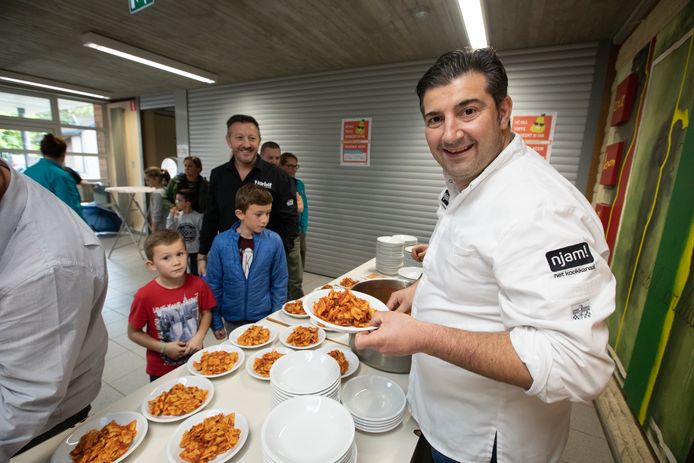 Pepe Giacomazza heeft pasta gemaakt voor Vrije Basisschool De Wissel in Opitter, de winnaar van de tweede grote Trooperwedstrijd